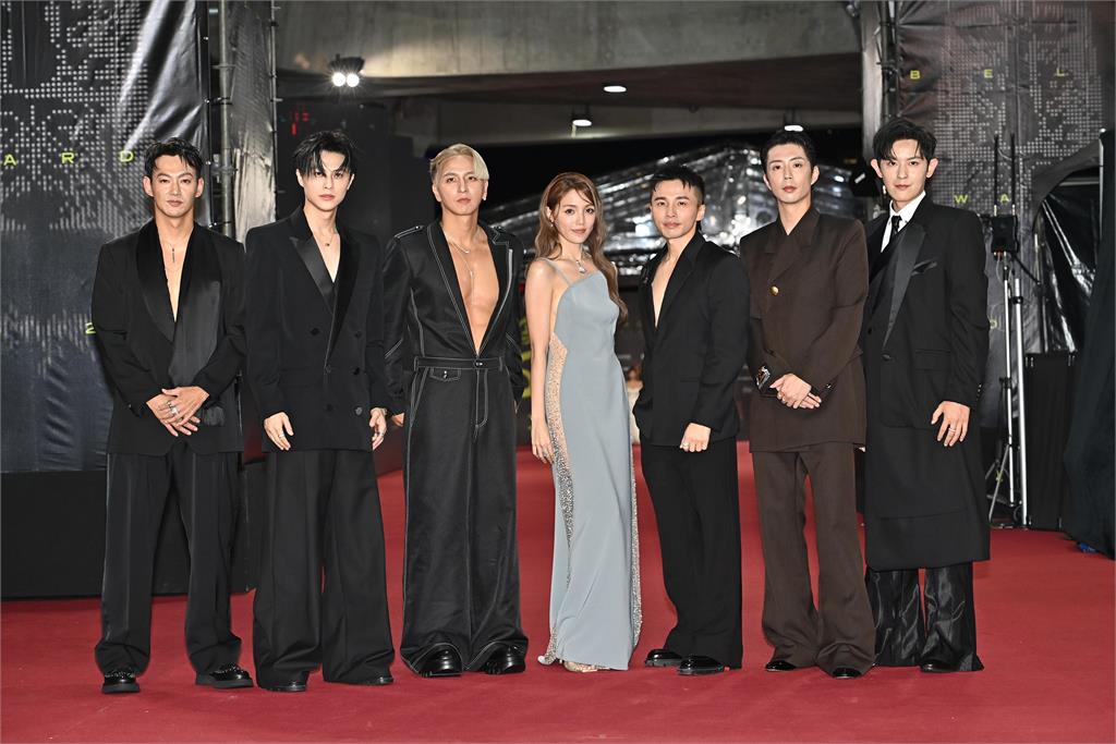 金鐘60／深V開到肚臍！棒棒堂齊走紅毯 小煜「超...