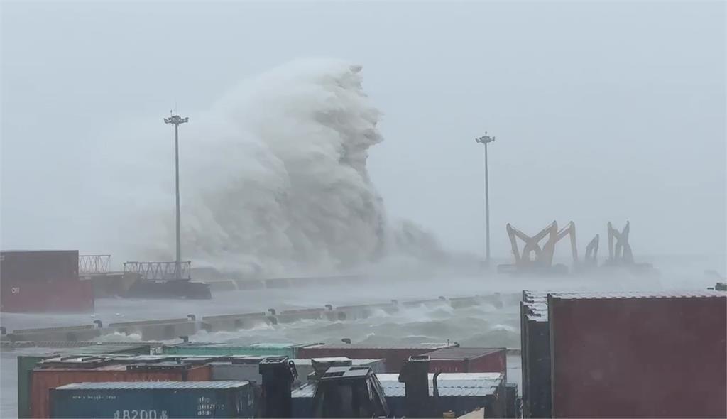 金門風強雨大，料羅港掀起超高巨浪。圖／民眾提供