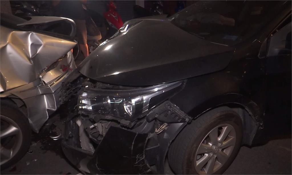 郭男酒駕，，連撞路邊的8台汽機車，車頭嚴重損毀。圖：台視新聞