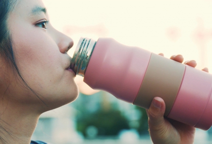 他一喝水就拉肚子！醫揪「意想不到真兇」超錯愕 以口就瓶更易中鏢