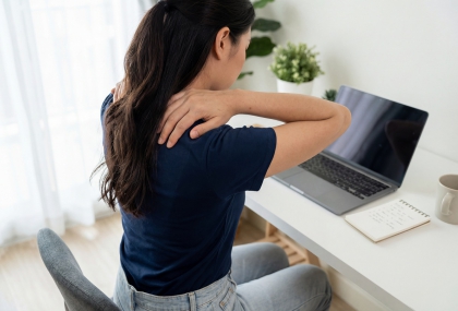 低頭滑手機不只肩頸僵硬！醫揭「隱形危機」  一堆人慘中招