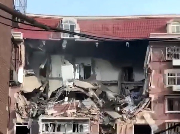 天津北辰區發生爆炸，6層樓建築炸出大凹洞。圖／翻攝自微博
