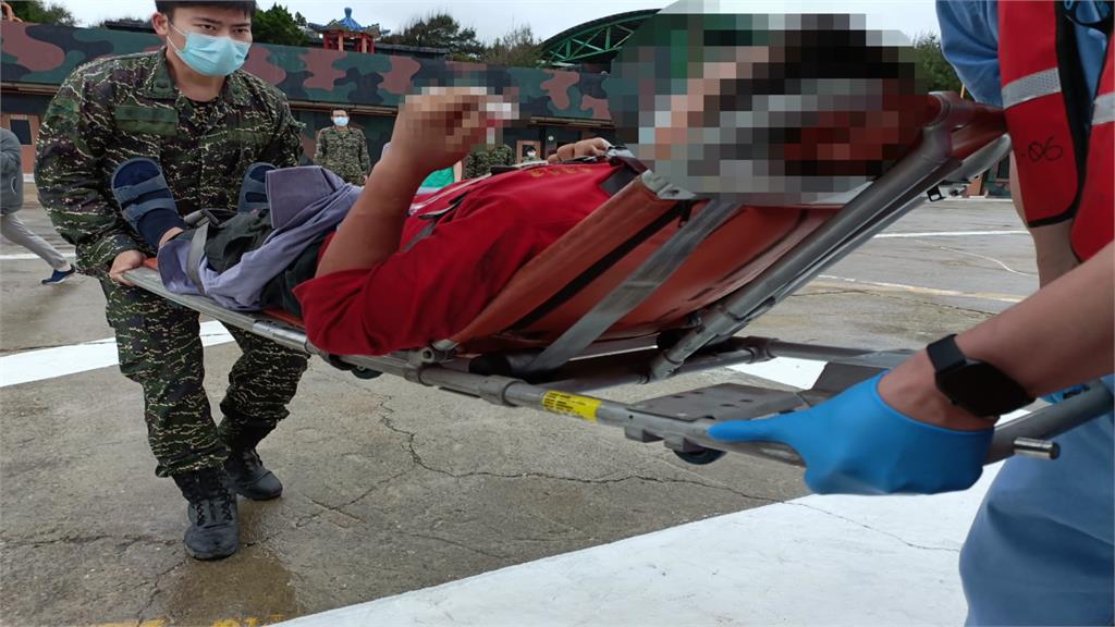 金門烏坵一名男子工作時不慎斷指，空勤直升機急送本島醫院接回。圖／台視新聞