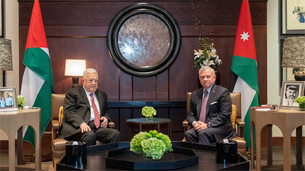 巴勒斯坦總統阿巴斯（左）與約旦國王會面。圖／翻攝自Facebook@RHCJO