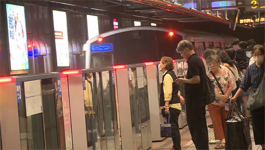 北捷藍線飄燒焦味自動停車 乘客氣炸：塞到像跨年