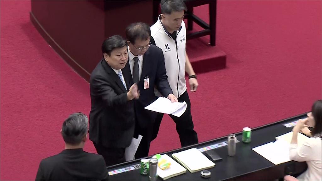 無人機條例表決藍委誤投白營版本 傅崐萁急大喊「抽卡」