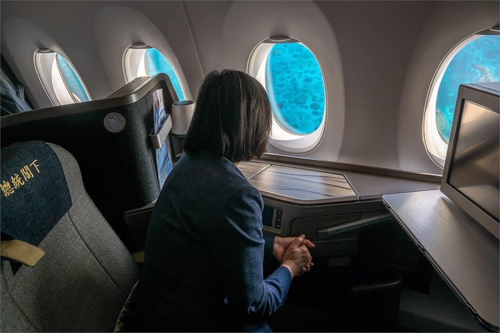 蔡英文總統前往貝里斯在專機上眺望。圖／翻攝自蔡英文臉書