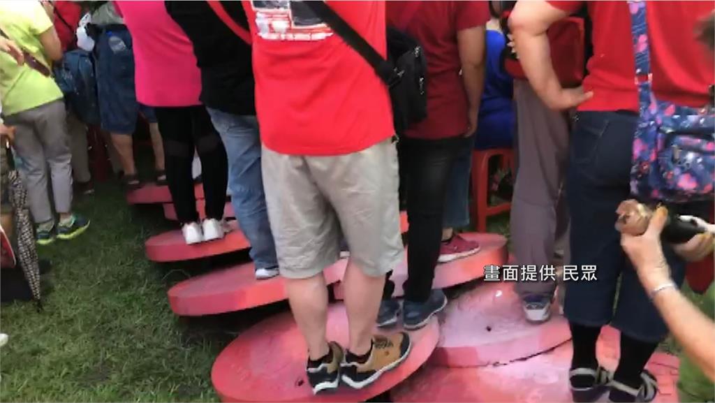 韓國瑜8日在新北舉辦造勢活動，不少韓粉聚集，卻也造成不少破壞；圖為韓粉踩在藝術裝置上。圖：民眾提供