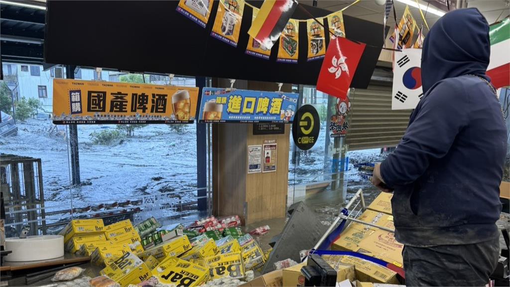 湍急的泥水往店內狂灌，員工及顧客共6人受困。圖／台視新聞
