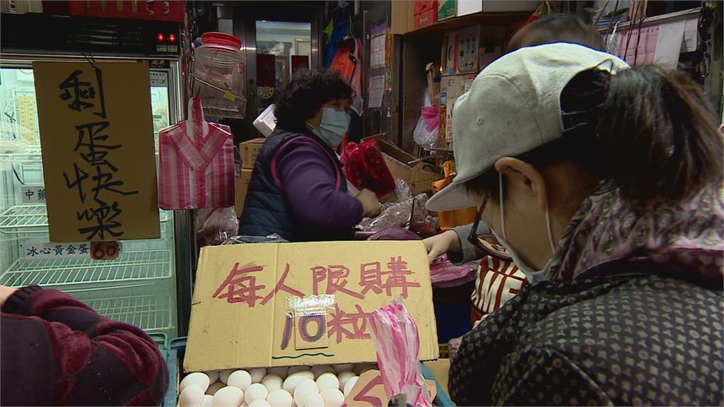  全台鬧蛋荒，店家「剩蛋快樂」告示，民眾限購雞蛋。圖:台視新聞