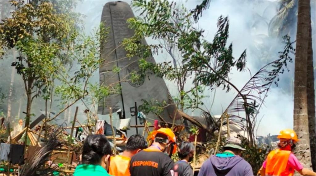 菲律賓C-130運輸機墜毀。圖／翻攝自AP Direct