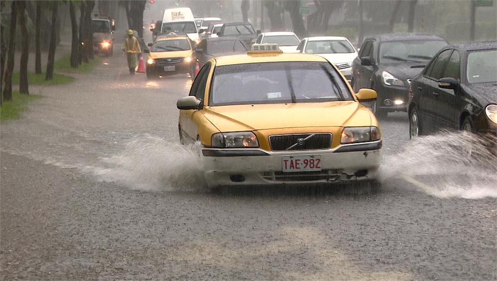 士林區今天下午豪雨不斷，轎車驚險涉水而過。圖：台視新聞