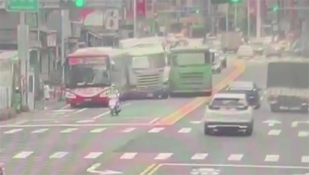 桃園發生砂石車追撞公車波及曳引車車禍。圖／台視新聞