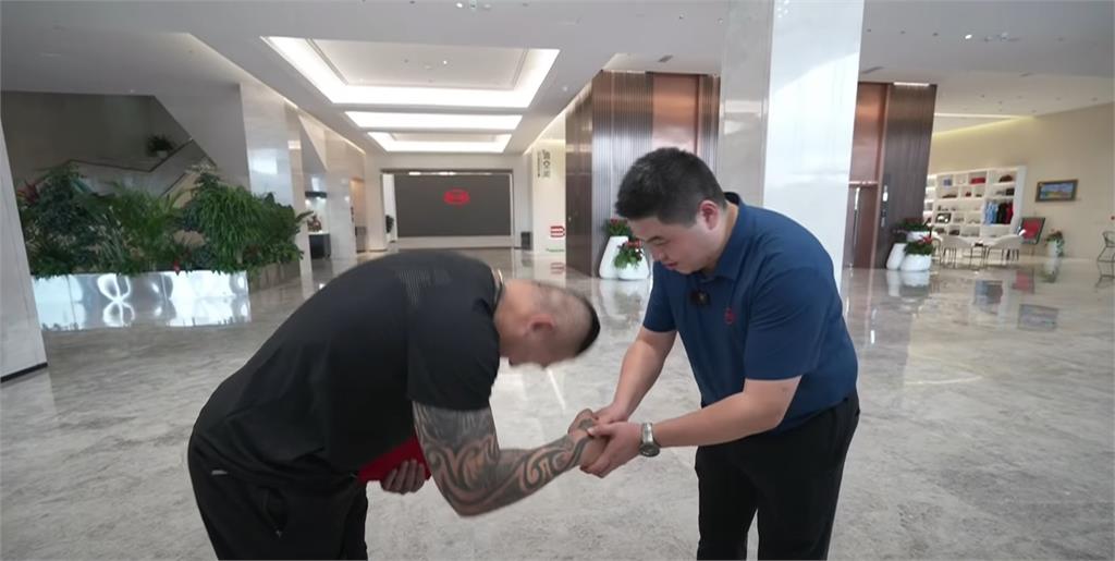 館長日前再度赴中，到比亞迪深圳總部參訪。圖／翻攝自YouTube@館長惡名昭彰