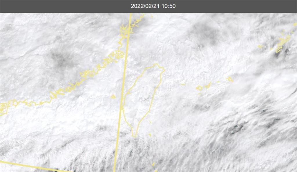 目前台灣上空雲層仍厚。圖／翻攝自中央氣象局