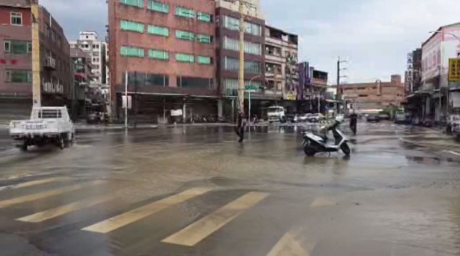 新莊路面突裂滲水！疑自來水管破裂　702戶停水搶修