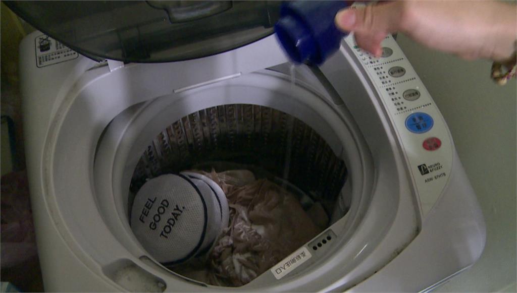 洗衣服多加「漂白水」能有效消滅猴痘病毒。圖／台視新聞