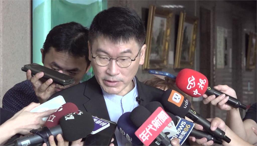國民黨議員爆料，是因為陸委會遲遲不核定行程導致雙城論壇緩辦，陸委會副主委梁文傑親上火線回應。圖／台視新聞