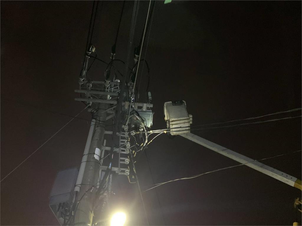 台南市安定區晚間發生停電，約1小時後全線復電。圖／台視新聞