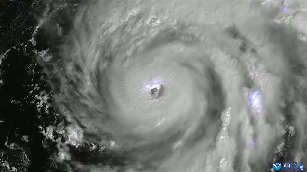 伊恩的颶風眼變得清晰，還帶有陣陣閃電。圖／美聯社、CNN、路透社