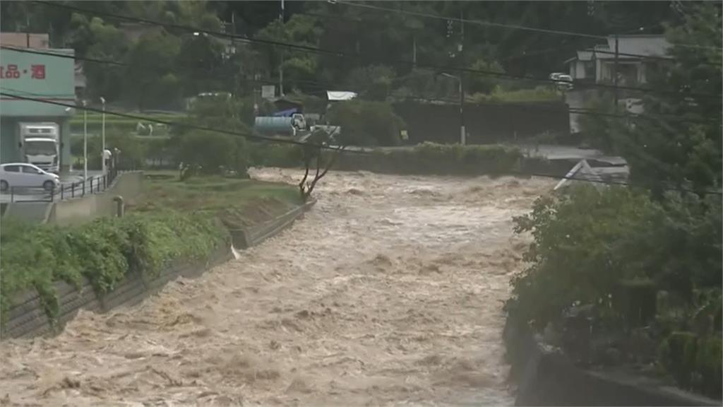 廣島有道路被強勁水流沖毀。圖／翻攝自AP Direct
