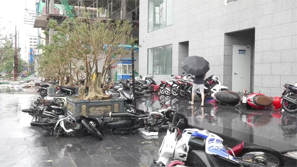 越南遭受颱風「博羅依」侵襲，路上機車幾乎全倒。圖／路透社、美聯社