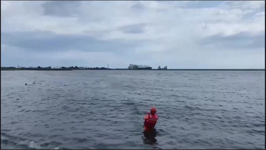 高雄一名76歲老先生，到永新鑽石沙灘海域游泳，遭到3隻流浪犬攻擊，大量出血死亡。圖／台視新聞