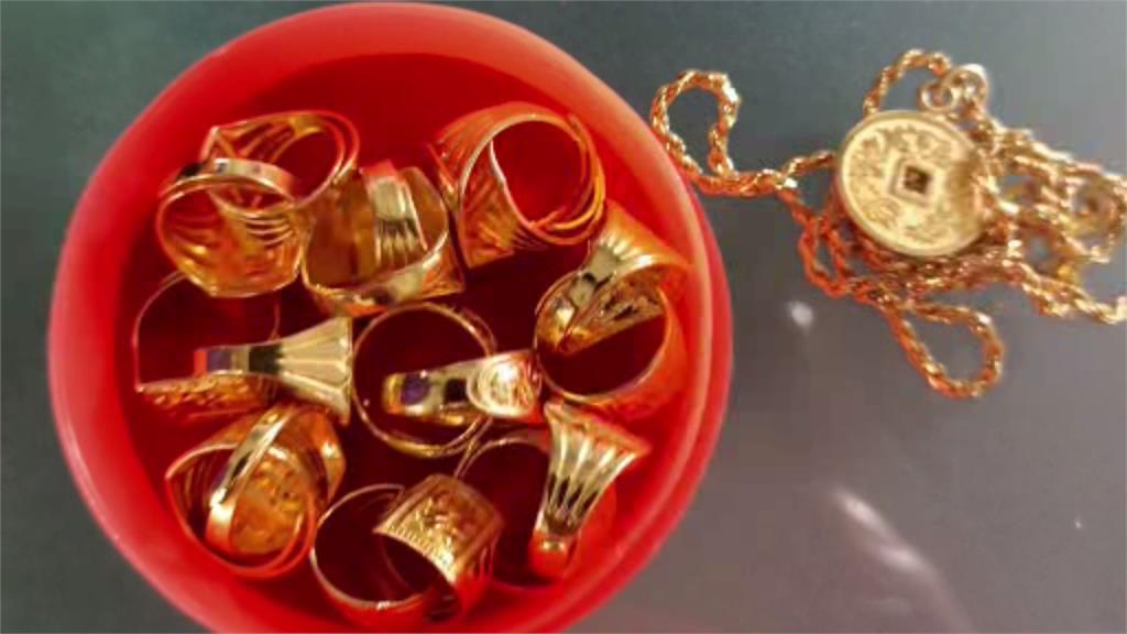 台南市清潔隊進行廢棄家具分類時，在一個床板中發現18只金戒指及1條金項鍊。圖／台視新聞