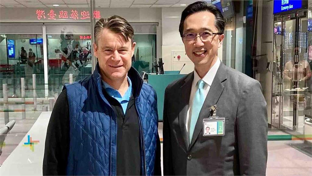 外交部北美司司長徐佑典在桃園國際機場迎接聯邦參議員楊恩。圖／外交部提供