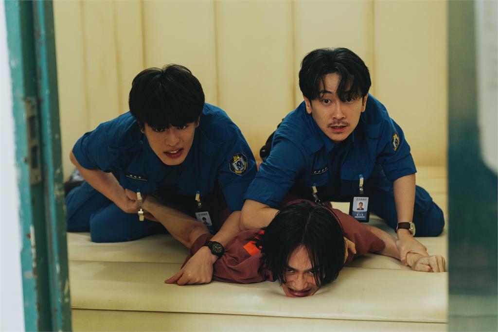 《監所男子囚生記》李英宏狂撞牆失控　施名帥「直直撞」笑翻