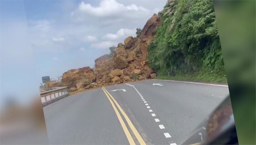 基隆潮境公園路口土石崩落數十秒！ 1人送醫、1車...