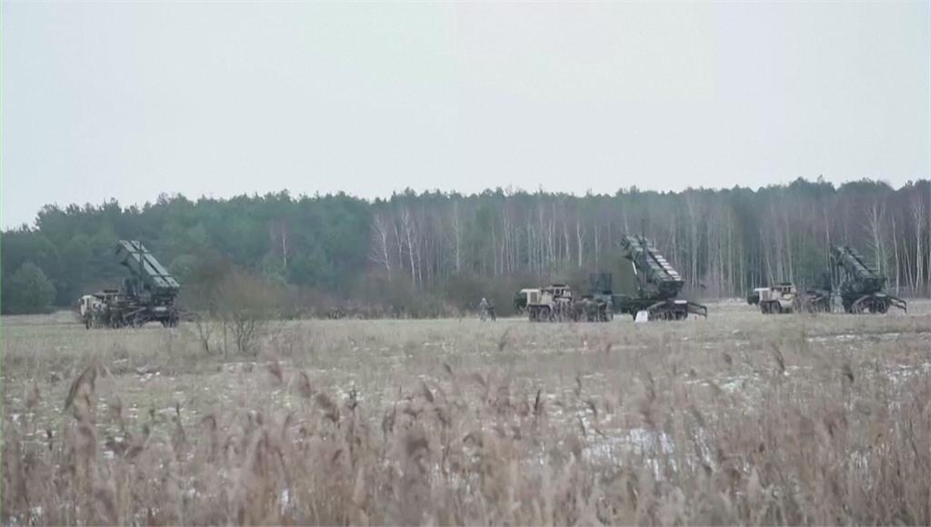 烏克蘭軍人抵美學習操作愛國者防空飛彈。圖／路透社、美聯社