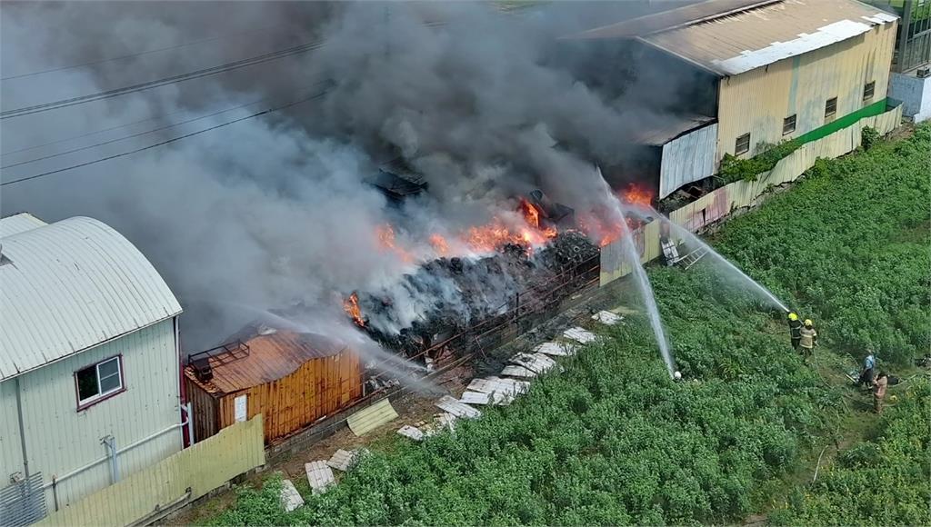 台南七股區工廠陷火海、黑煙狂竄 環保局示警「4區域」緊閉門窗
