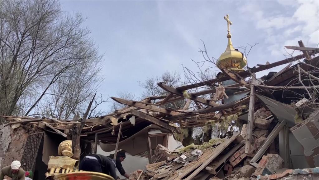 俄軍選東正教復活節這一天，炸毀烏克蘭科米舒瓦哈的教堂。圖／美聯社、路透社、CNN