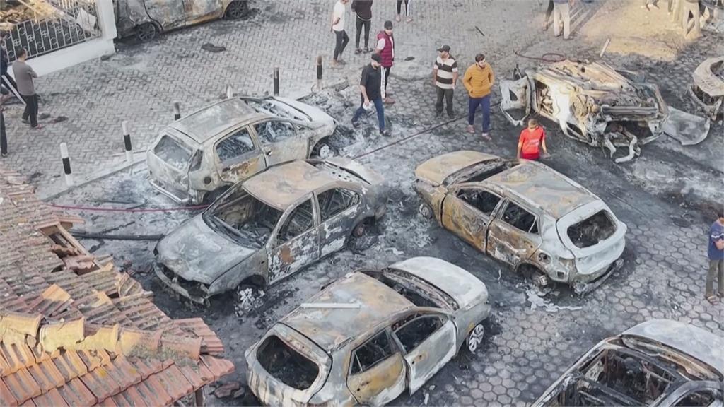 加薩市阿爾阿里醫院遭砲火轟炸，造成大量死傷。圖／畫面攝自AP