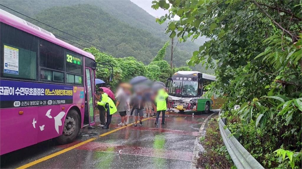 一輛載送瑞士童軍隊員的觀光巴士與公車相撞，造成8人受傷。圖／路透社