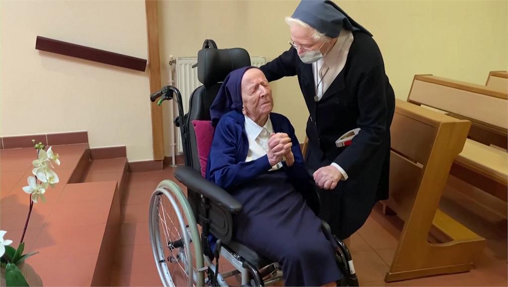 全球最長壽人瑞蘭登，同時也被稱為「安德烈修女」，年長後雙目失明，需要乘坐輪椅，住在療養院。圖／路透社
