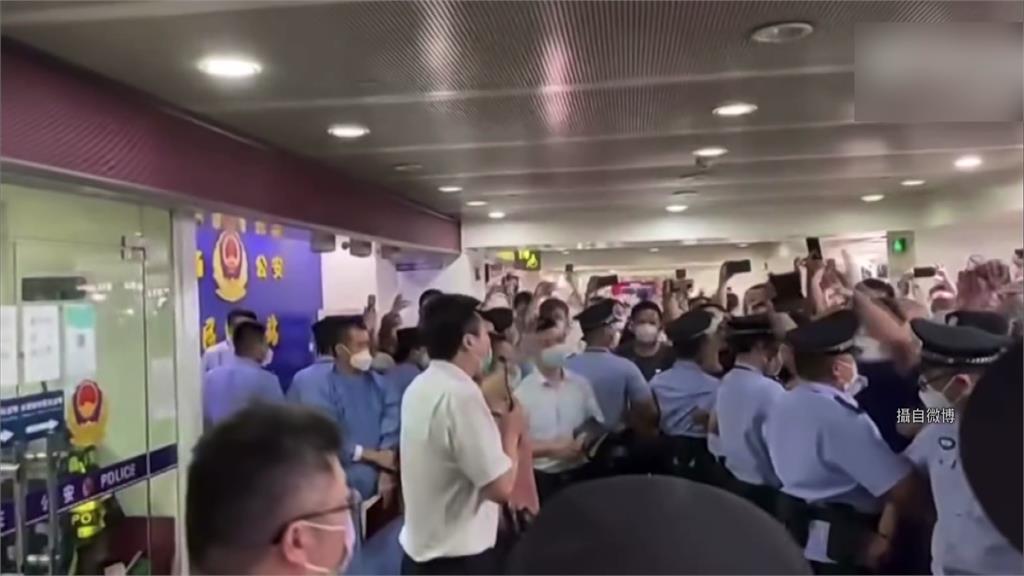 大批旅客在機場高喊「回家」。圖／翻攝自微博