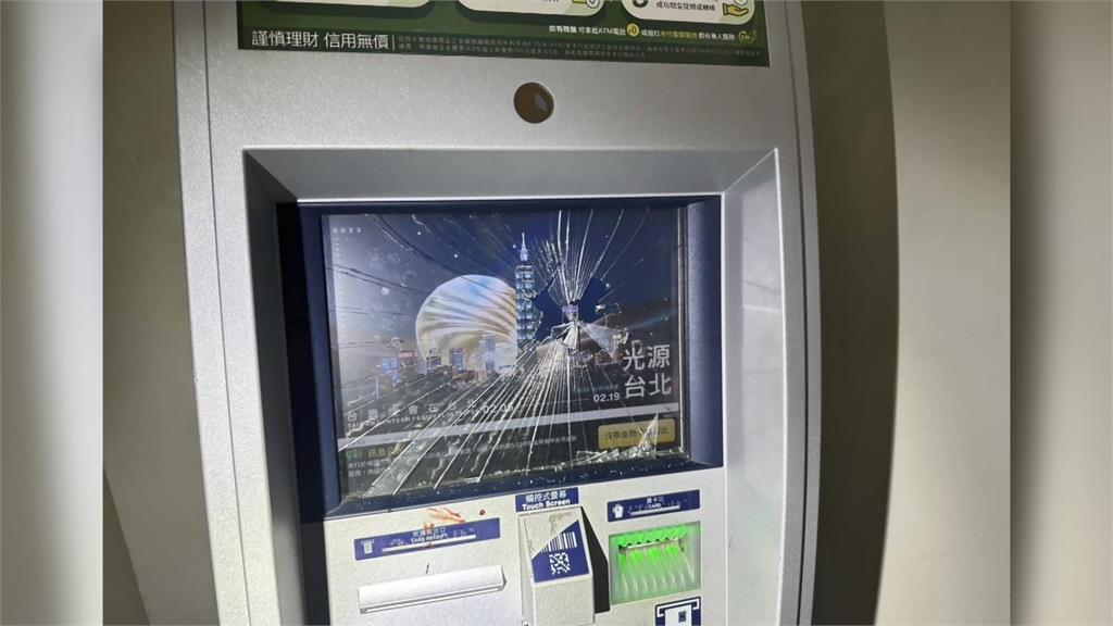 桃園一名酒醉男子徒手將ATM螢幕打破。圖／台視新聞