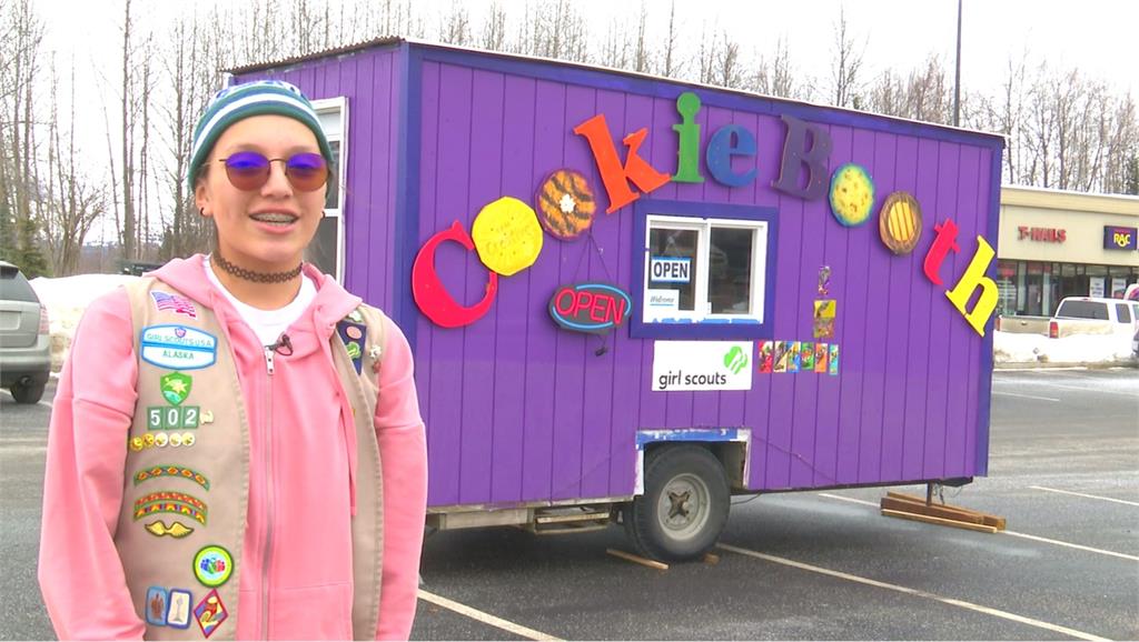 女童軍打造餅乾得來速，五顏六色的餐車引人注目。圖／CNN