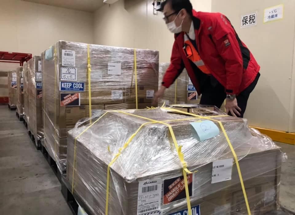 日本贈第四波、6.4萬劑AZ疫苗給台灣。圖／翻攝自FB@謝長廷