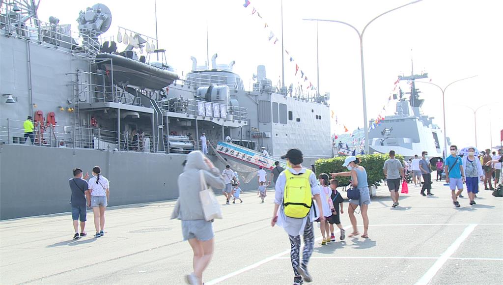 海軍秀戰力迎國慶 高雄新濱碼頭開放登艦