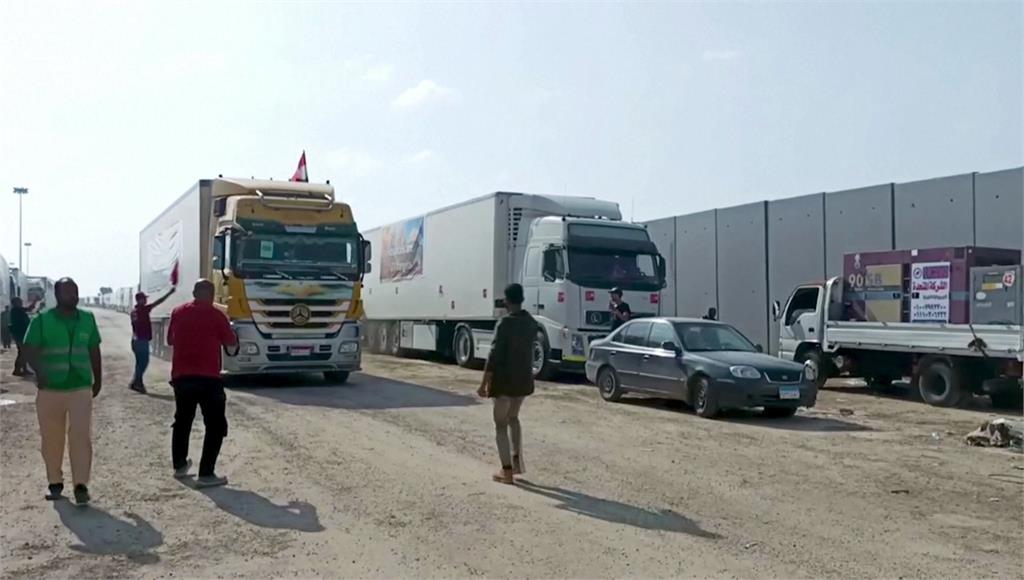 第二批15輛載運援助物資的車隊進入加薩。圖／美聯社、路透社、CNN