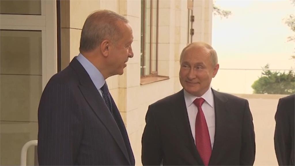 俄羅斯總統普亭（右）日前會見土耳其總統艾爾段（左），兩人竟為體內抗體濃度，有了一段較勁。圖／翻攝自AP Direct