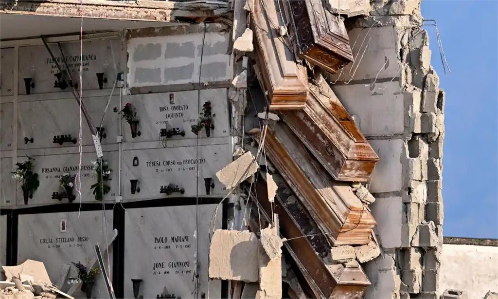 義大利那不勒斯公墓崩塌。圖／翻攝自推特@CaraMia200