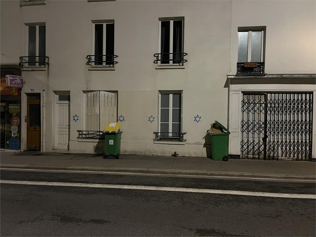 巴黎多處外牆被噴上「大衛之星」的噴漆，居民人心慌慌。圖／翻攝自twitter @annegindt