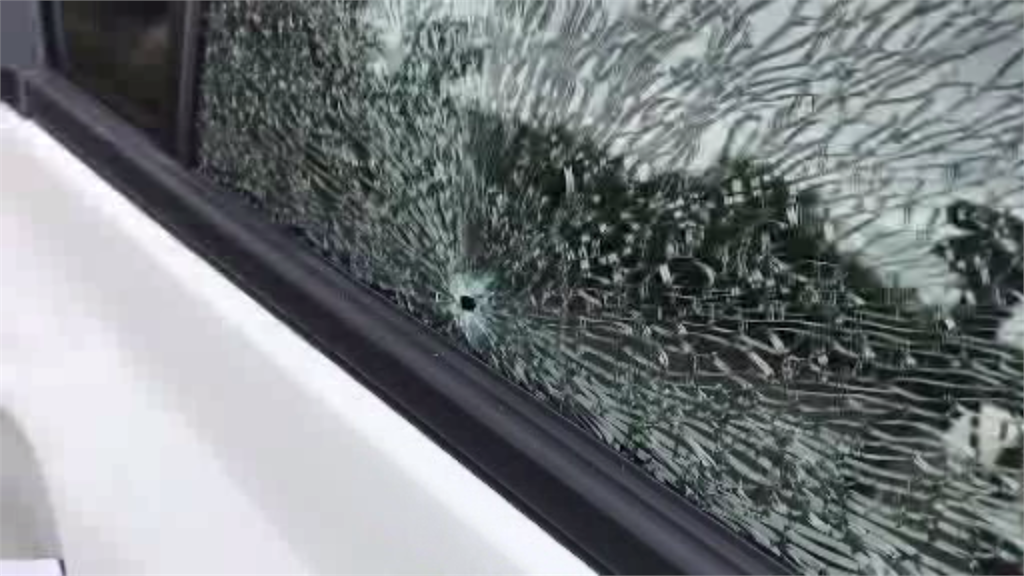 高雄行車糾紛演變成槍擊事件，被害人車窗被擊中碎裂。圖／台視新聞