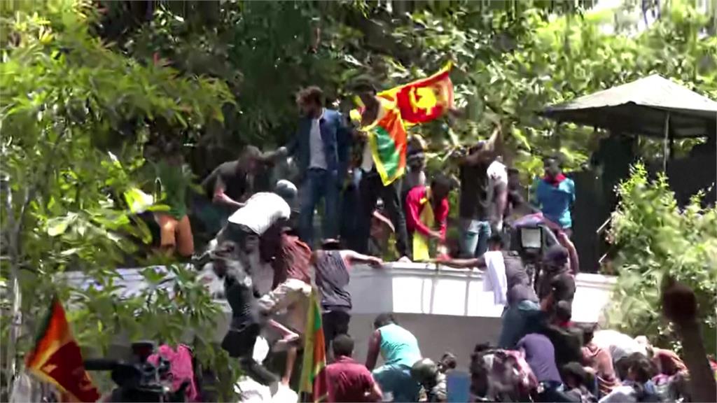 斯里蘭卡民眾翻過圍牆衝進總理官邸。圖／美聯社、路透社、CNN