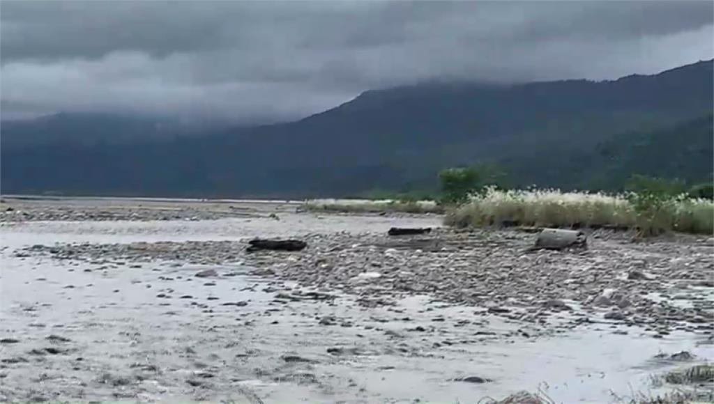 受颱風影響，宜蘭許多國寶級林木被沖到川流下游，出現「山老鼠」非法撿拾。圖／台視新聞