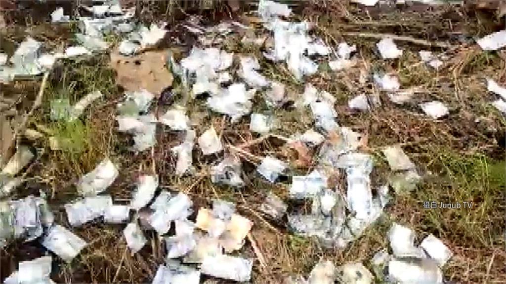 南蘇丹一架運送大量現金的貨機墜落，鈔票掉落滿地。圖：翻攝自Junub TV